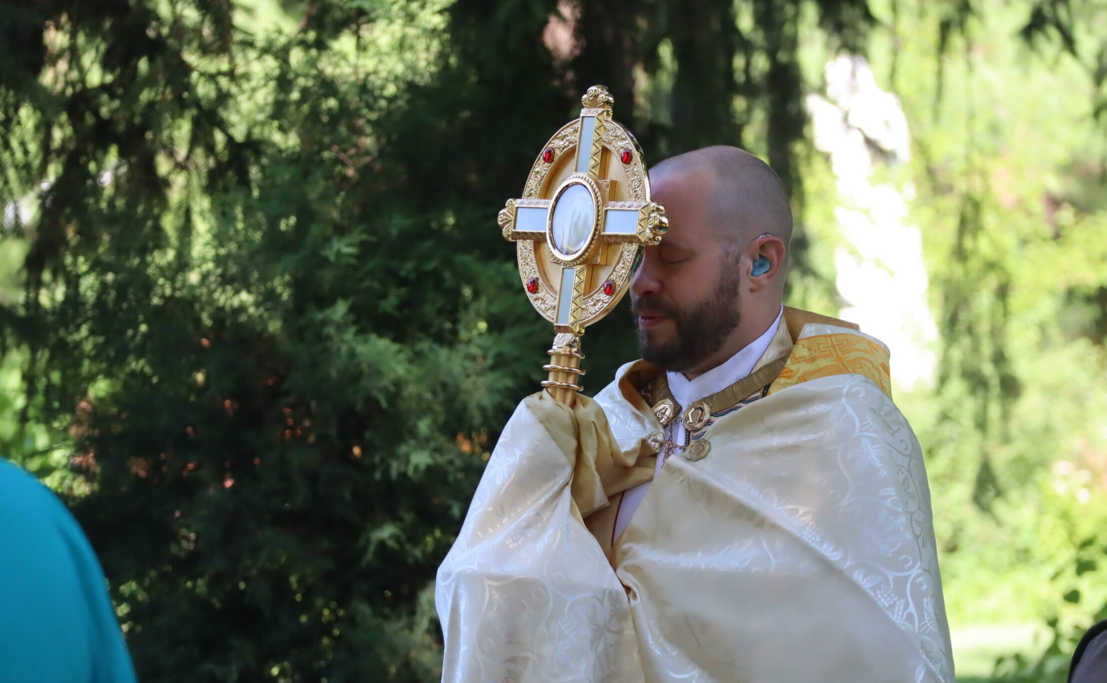 IMG_5444 (1) Father dan holding the monstrance with the eucharist outside during a procession
